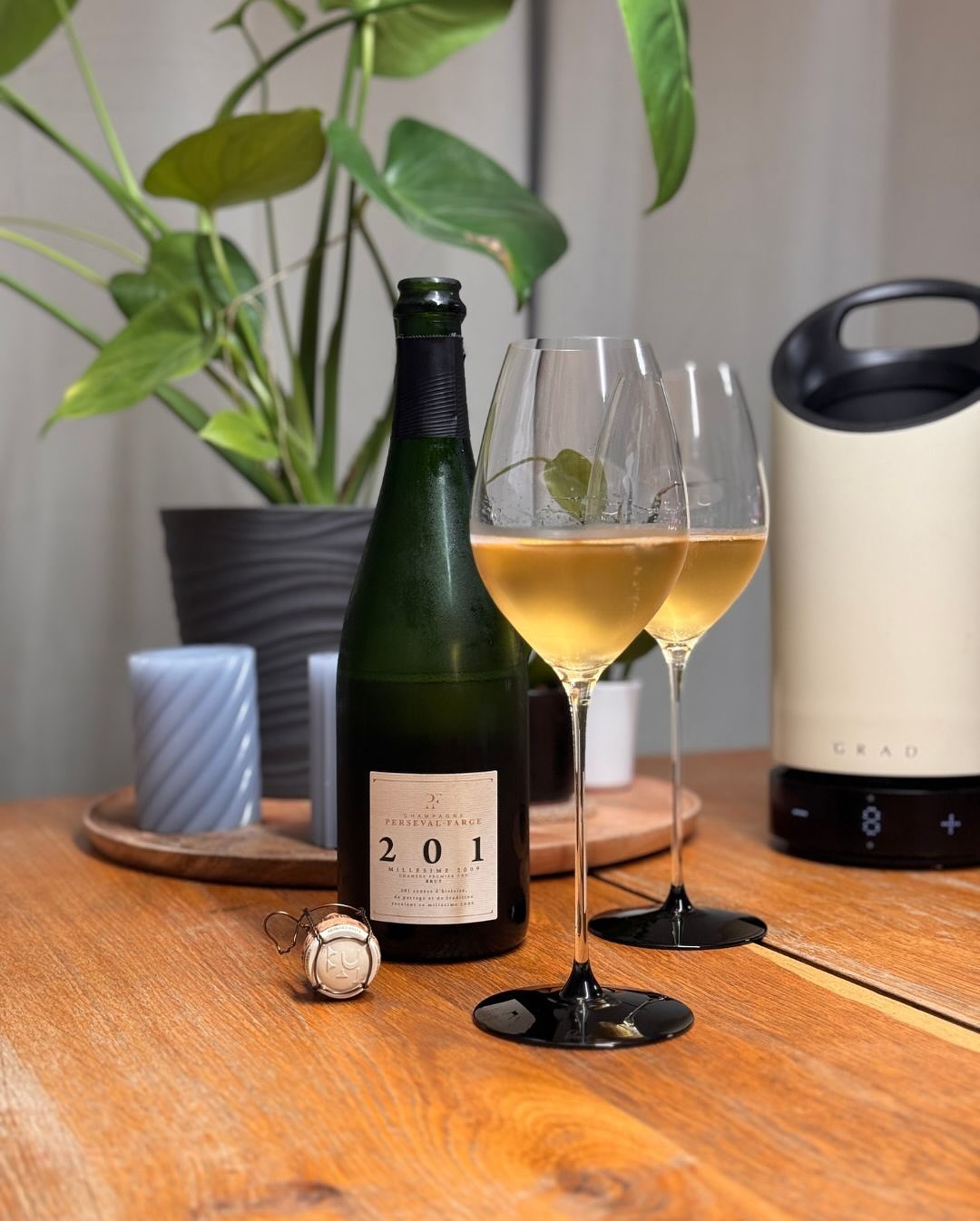 Ein Abend mit einer Flasche, die man sich merkt: @persevalfarge – Cuvée 201 Millésime 2009. Schon beim Einschenken merkt man, dass hier Substanz im Spiel ist – goldene Farbe, la… (1)