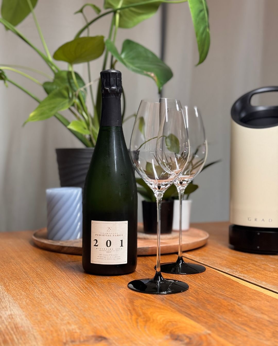 Ein Abend mit einer Flasche, die man sich merkt: @persevalfarge – Cuvée 201 Millésime 2009. Schon beim Einschenken merkt man, dass hier Substanz im Spiel ist – goldene Farbe, la… (3)
