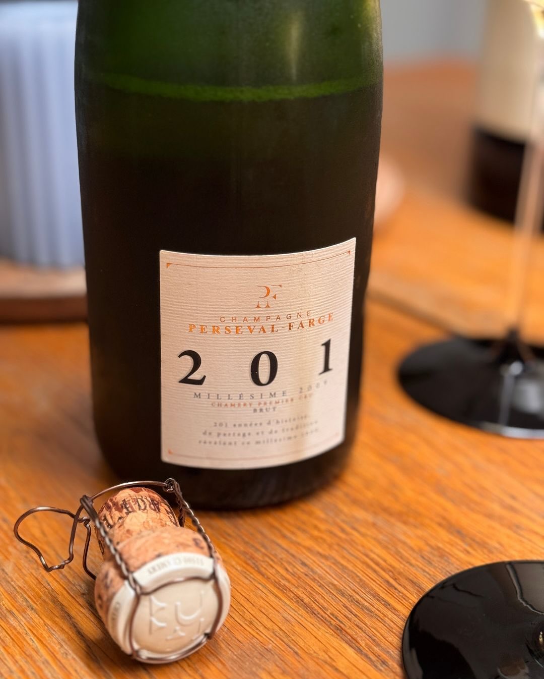 Ein Abend mit einer Flasche, die man sich merkt: @persevalfarge – Cuvée 201 Millésime 2009. Schon beim Einschenken merkt man, dass hier Substanz im Spiel ist – goldene Farbe, la… (4)