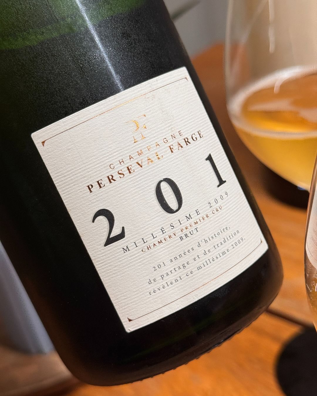 Ein Abend mit einer Flasche, die man sich merkt: @persevalfarge – Cuvée 201 Millésime 2009. Schon beim Einschenken merkt man, dass hier Substanz im Spiel ist – goldene Farbe, la… (6)
