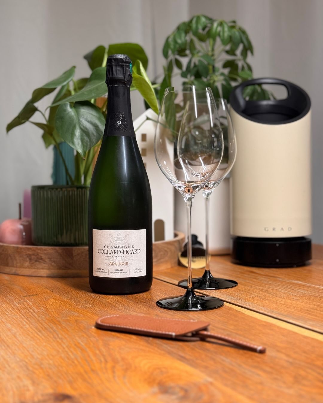 Gestern habe ich die erste Flasche von @champagnecollardpicard probiert – und zwar den ADN Noir. Ein Blanc de Noirs aus 50 % Meunier und 50 % Pinot Noir, spontanvergoren und kom… (3)
