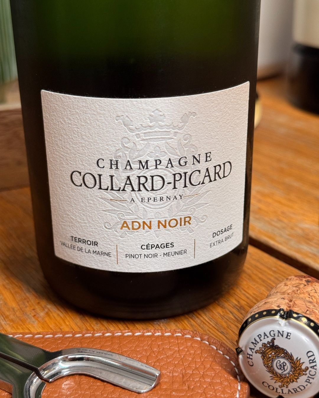 Gestern habe ich die erste Flasche von @champagnecollardpicard probiert – und zwar den ADN Noir. Ein Blanc de Noirs aus 50 % Meunier und 50 % Pinot Noir, spontanvergoren und kom… (5)