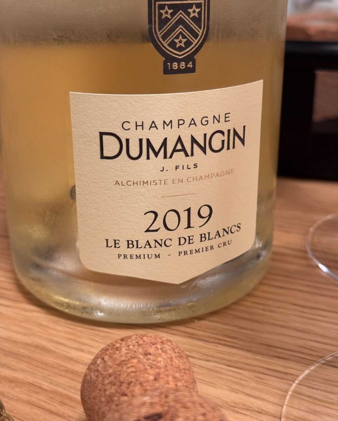 Es war mal wieder Zeit für etwas Geradliniges, Helles, Zitrisches — also habe ich den @champagnedumangin – Blanc de Blancs 2019 geöffnet. Ein Premier Cru, reinsortig Chardonnay,… (5)