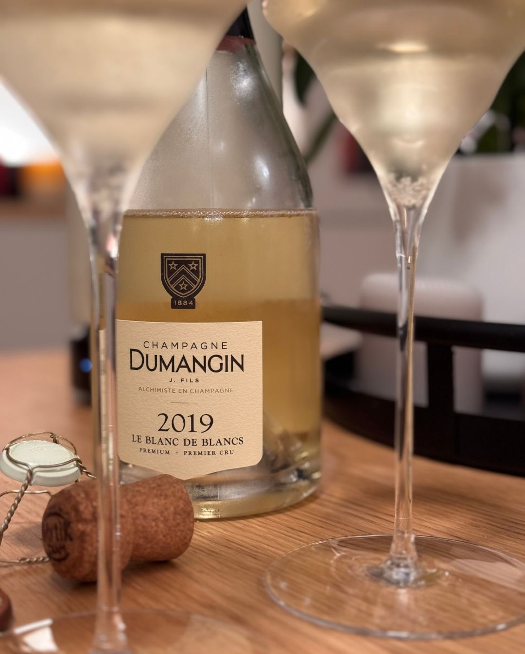 Es war mal wieder Zeit für etwas Geradliniges, Helles, Zitrisches — also habe ich den @champagnedumangin – Blanc de Blancs 2019 geöffnet. Ein Premier Cru, reinsortig Chardonnay,… (7)