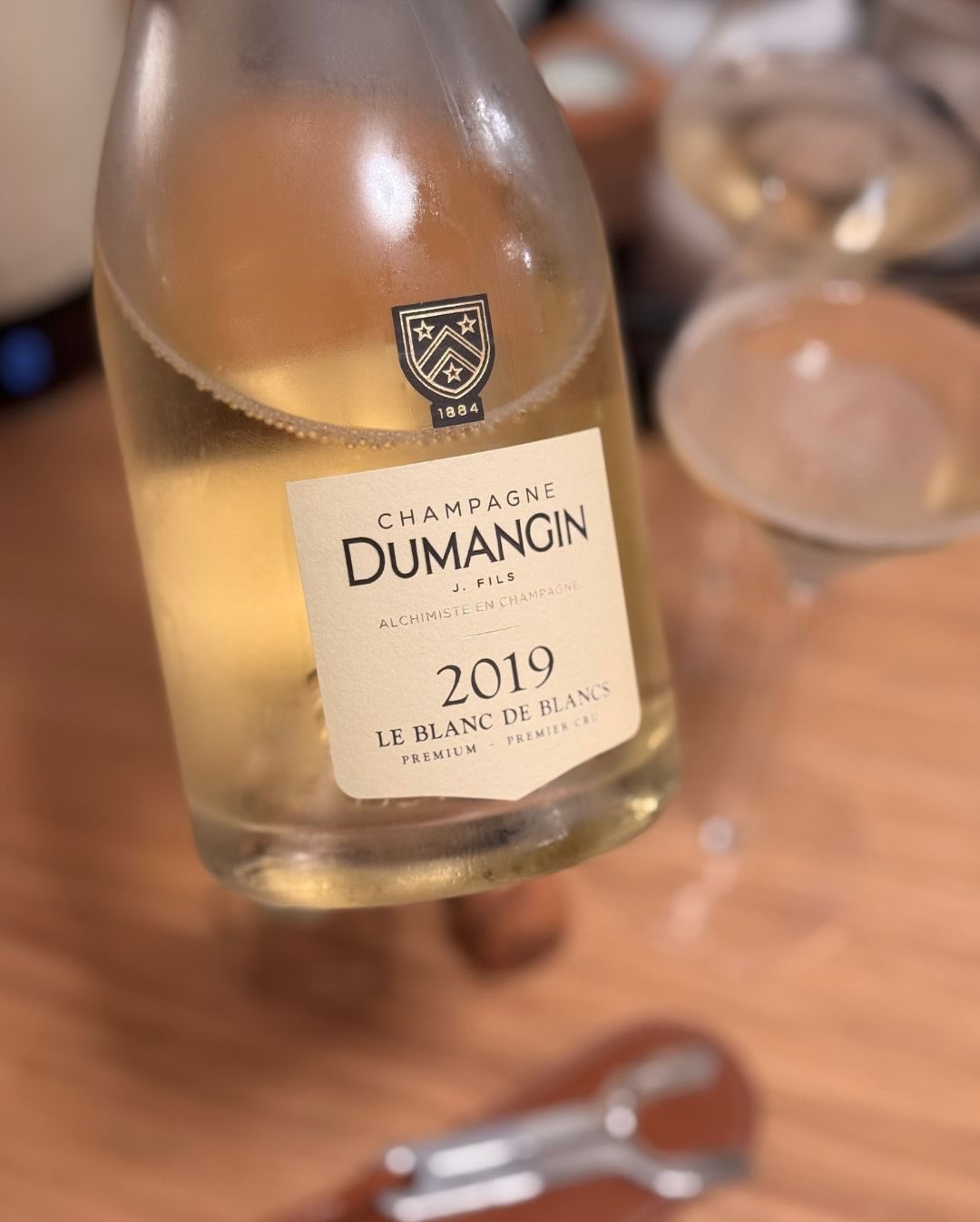 Es war mal wieder Zeit für etwas Geradliniges, Helles, Zitrisches — also habe ich den @champagnedumangin – Blanc de Blancs 2019 geöffnet. Ein Premier Cru, reinsortig Chardonnay,… (9)