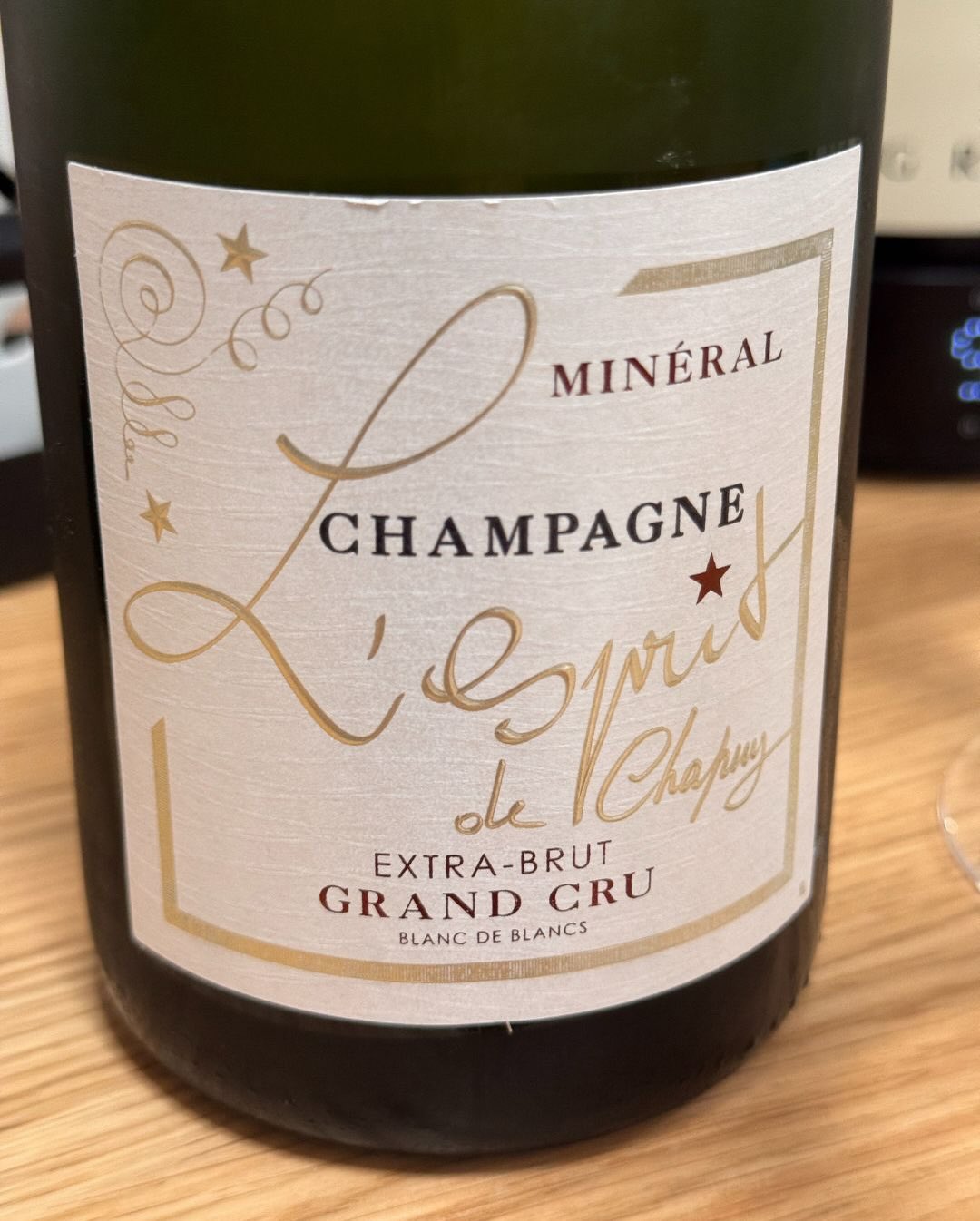 Gestern habe ich die Cuvée Minéral von @champagne_espritchapuy geöffnet. Ein 100 % Chardonnay Grand Cru aus Oger, Basisjahr 2014, mit 30 % Reserveweinen (2011–2013), 10 Jahre He… (4)
