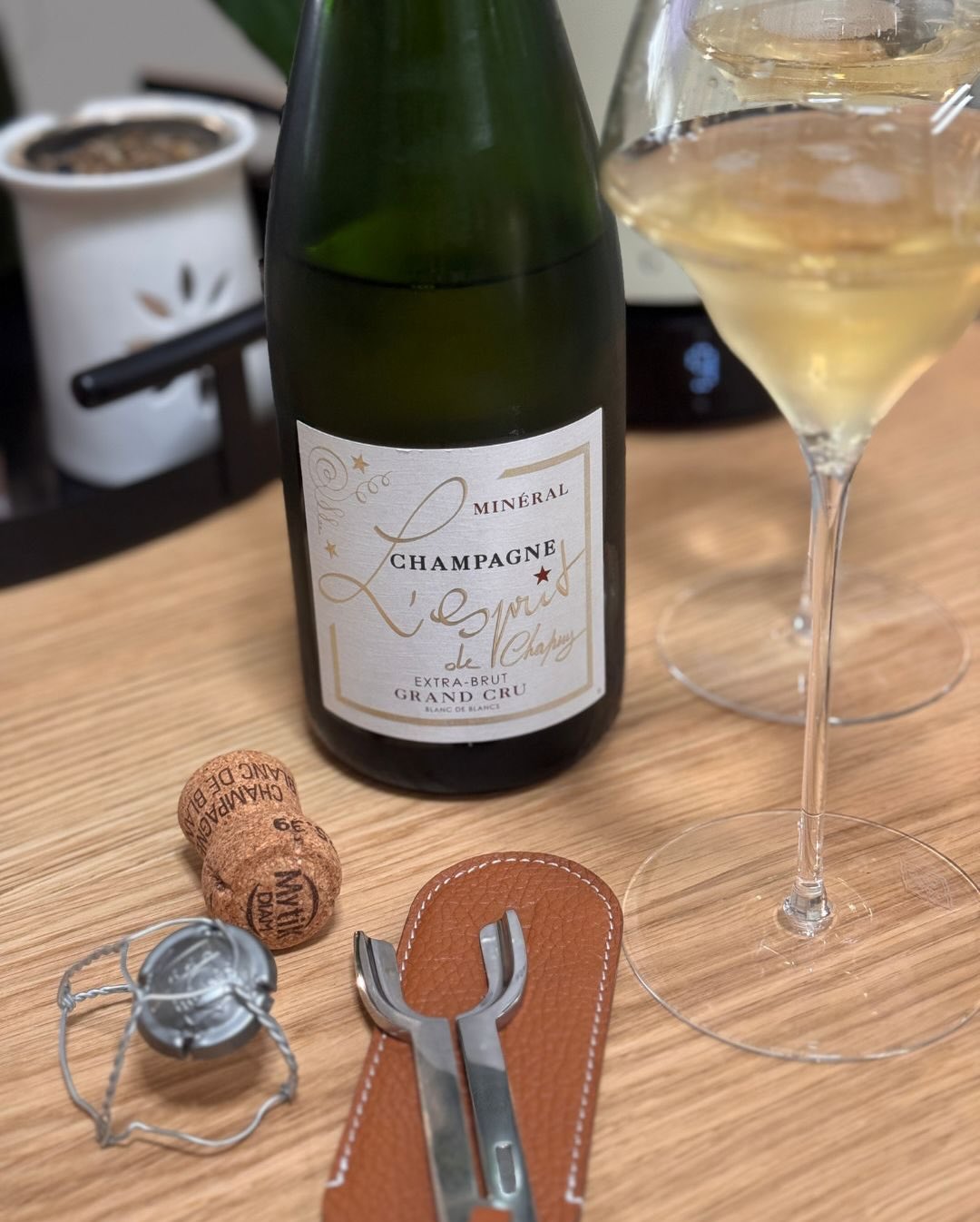 Gestern habe ich die Cuvée Minéral von @champagne_espritchapuy geöffnet. Ein 100 % Chardonnay Grand Cru aus Oger, Basisjahr 2014, mit 30 % Reserveweinen (2011–2013), 10 Jahre He… (6)