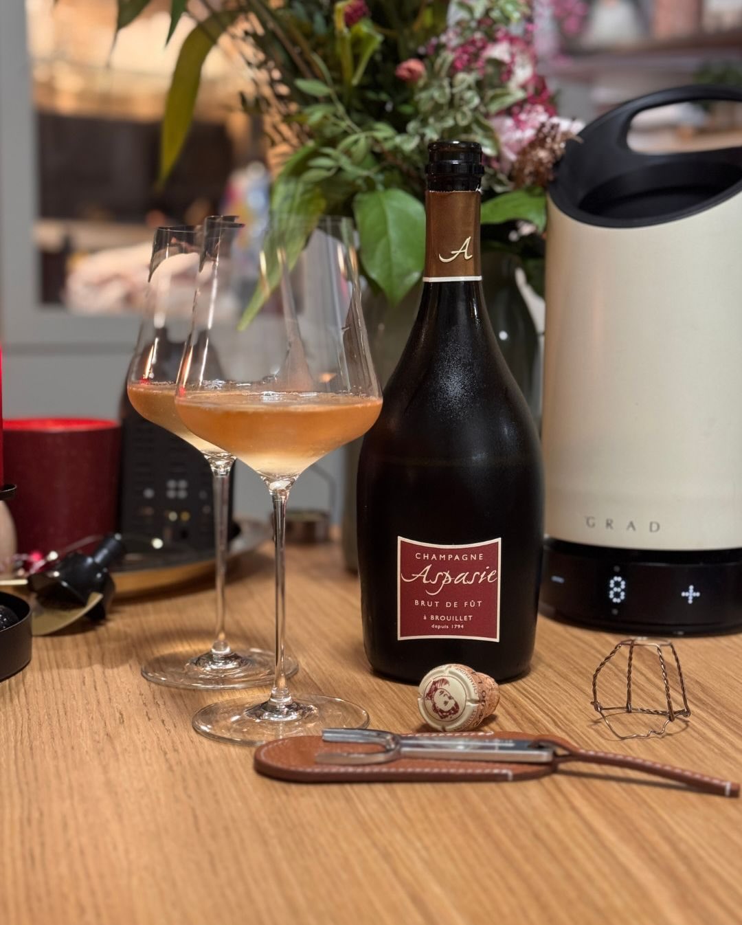 Der Brut de Fût von @champagneaspasie , den wir gestern geöffnet haben, ist warm, strukturiert, leicht würzig, mit dieser typischen Fassnote, die schön elegant mitschwingt. Eine… (1)