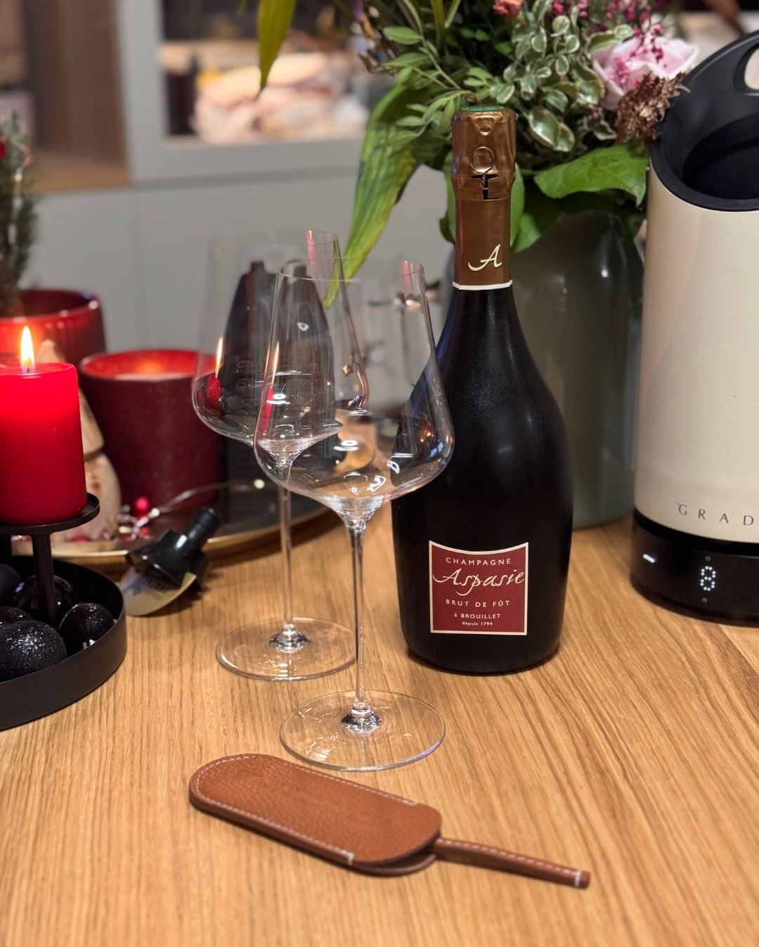 Der Brut de Fût von @champagneaspasie , den wir gestern geöffnet haben, ist warm, strukturiert, leicht würzig, mit dieser typischen Fassnote, die schön elegant mitschwingt. Eine… (3)