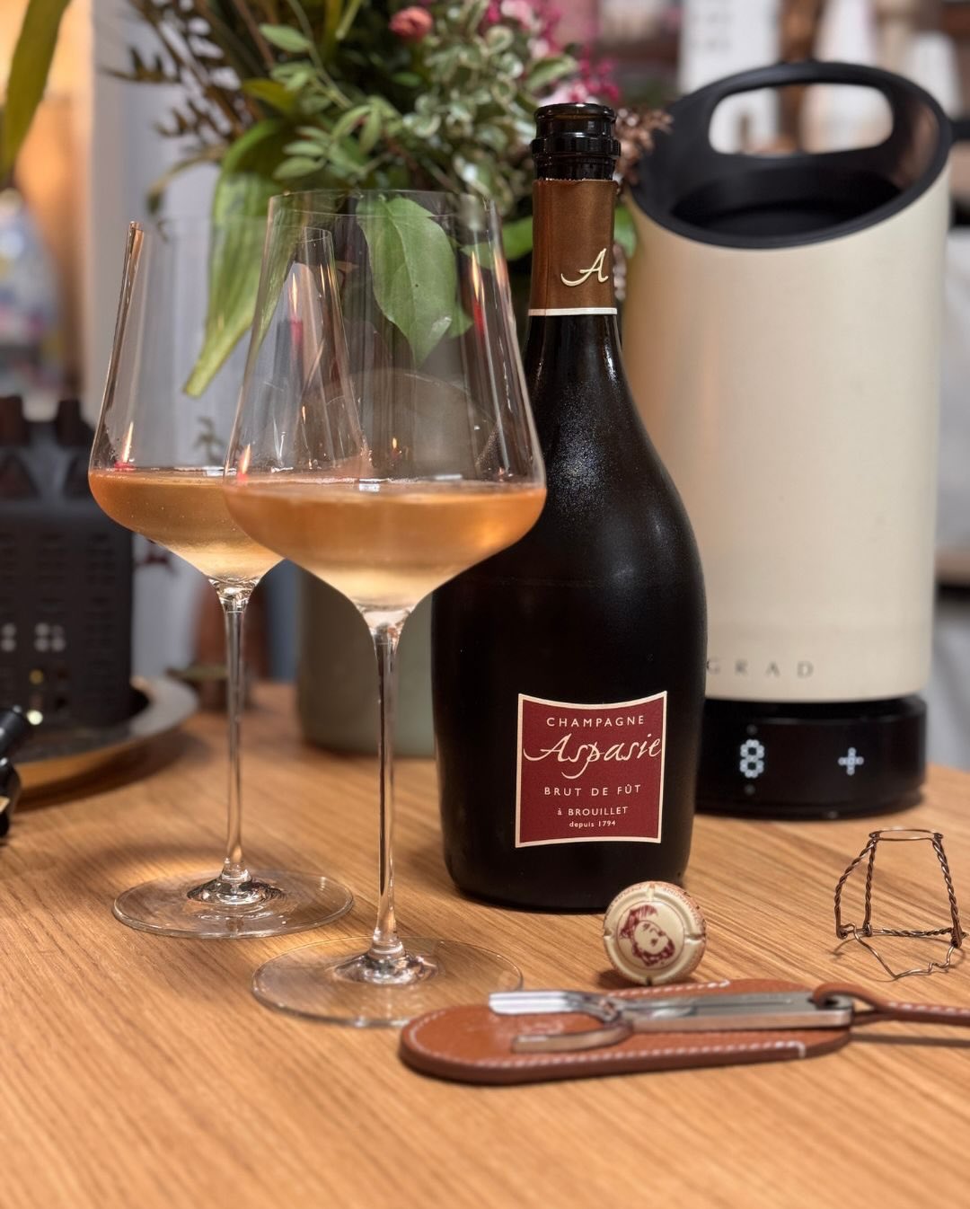 Der Brut de Fût von @champagneaspasie , den wir gestern geöffnet haben, ist warm, strukturiert, leicht würzig, mit dieser typischen Fassnote, die schön elegant mitschwingt. Eine… (4)
