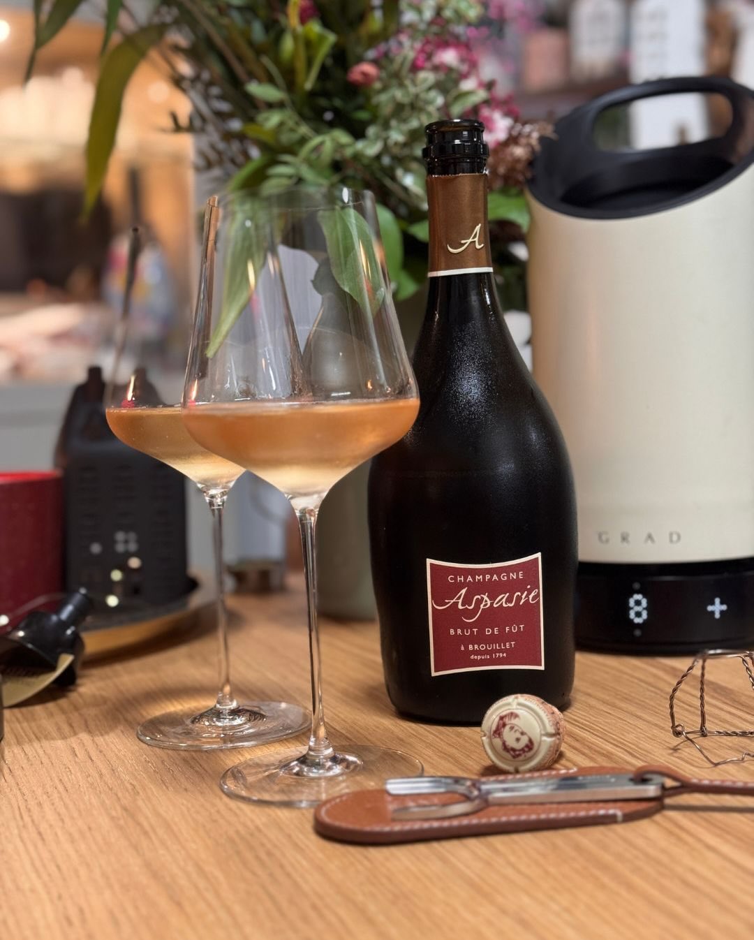 Der Brut de Fût von @champagneaspasie , den wir gestern geöffnet haben, ist warm, strukturiert, leicht würzig, mit dieser typischen Fassnote, die schön elegant mitschwingt. Eine… (6)