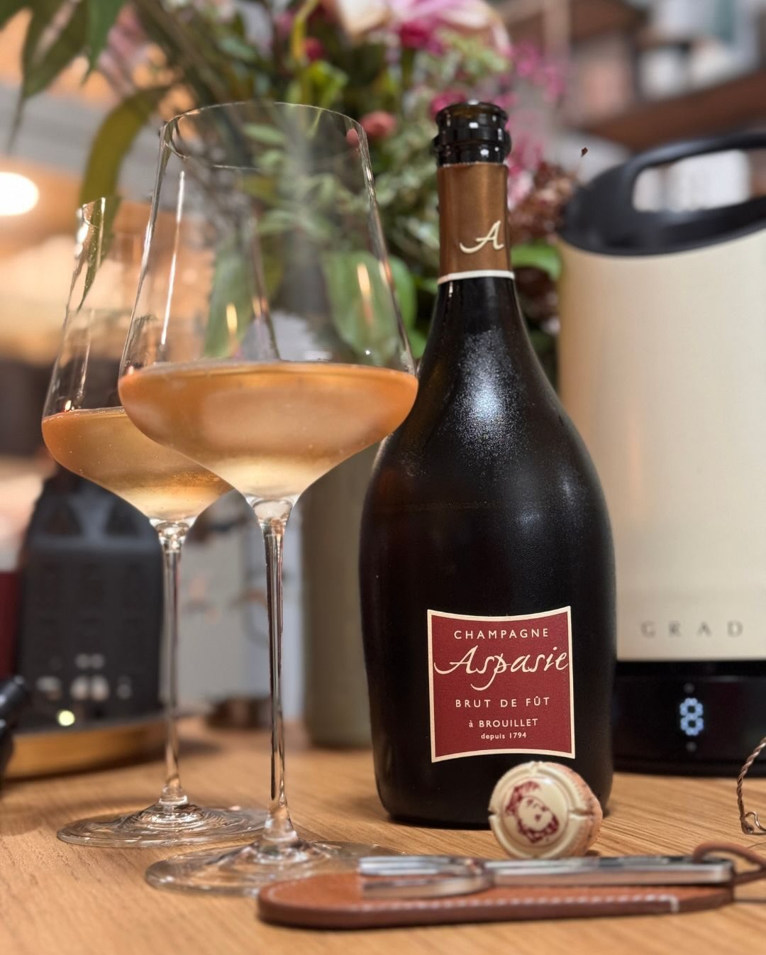 Der Brut de Fût von @champagneaspasie , den wir gestern geöffnet haben, ist warm, strukturiert, leicht würzig, mit dieser typischen Fassnote, die schön elegant mitschwingt. Eine… (7)