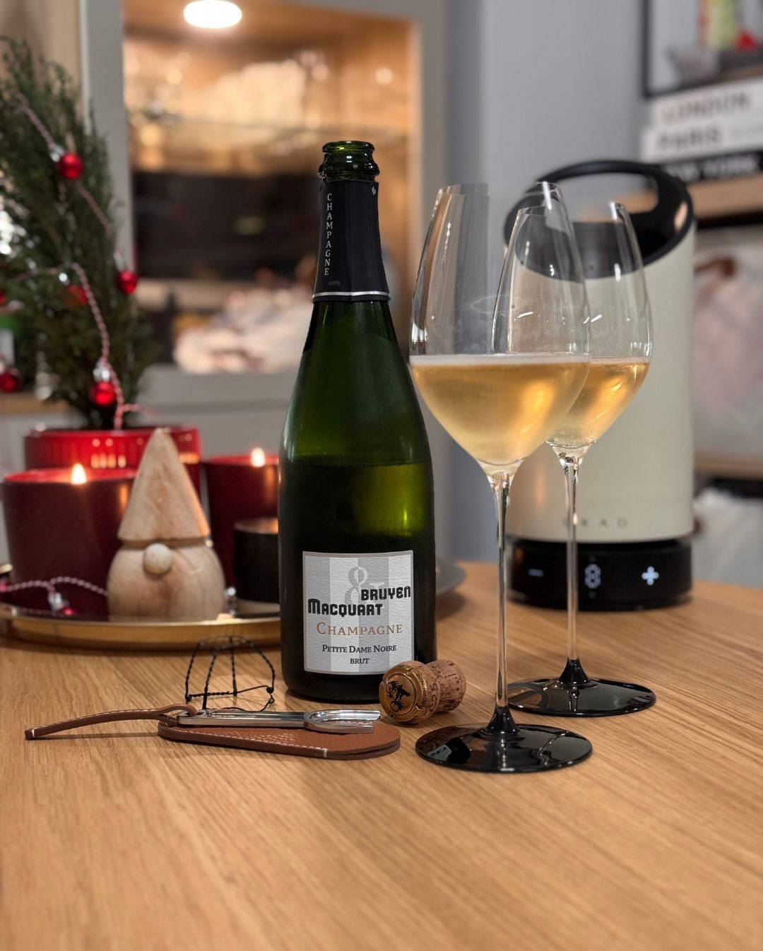 Gestern Abend gab’s mal wieder etwas Neues – den @champagnebruyen & Macquart – Petite Dame Noire Eine Flasche, die optisch eher dezent wirkt, aber stilistisch sofort zeigt, dass… (1)