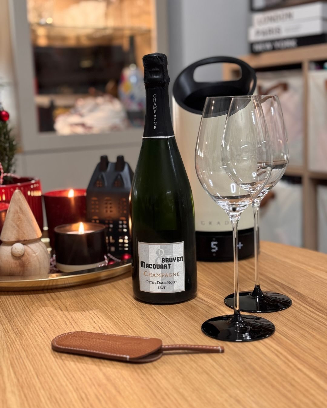 Gestern Abend gab’s mal wieder etwas Neues – den @champagnebruyen & Macquart – Petite Dame Noire Eine Flasche, die optisch eher dezent wirkt, aber stilistisch sofort zeigt, dass… (3)
