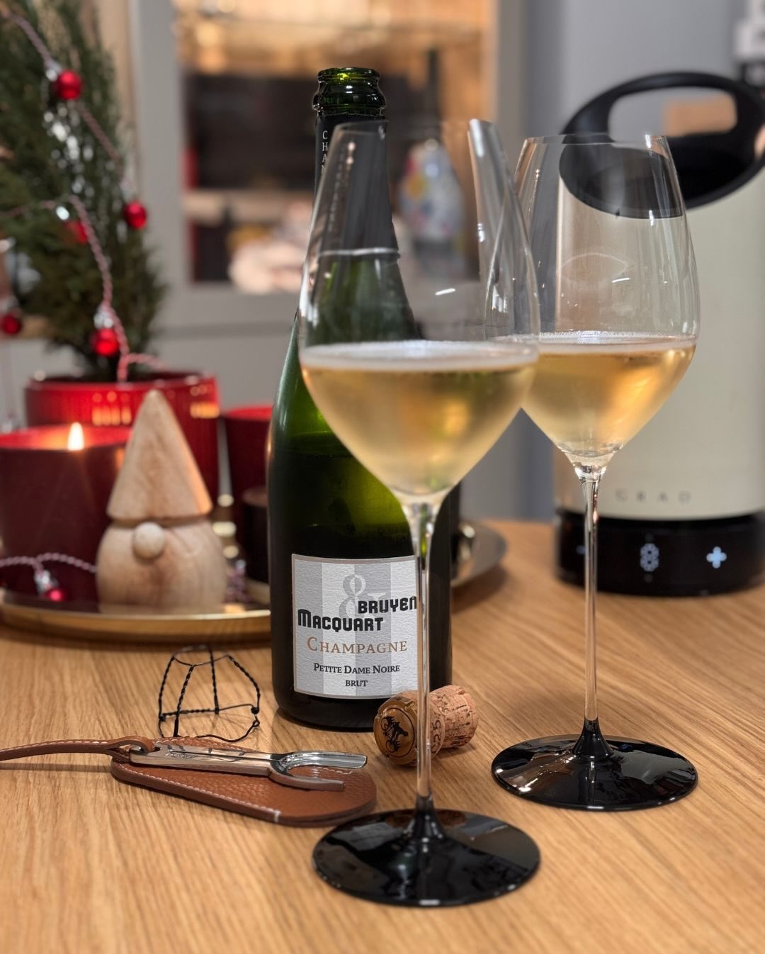 Gestern Abend gab’s mal wieder etwas Neues – den @champagnebruyen & Macquart – Petite Dame Noire Eine Flasche, die optisch eher dezent wirkt, aber stilistisch sofort zeigt, dass… (5)