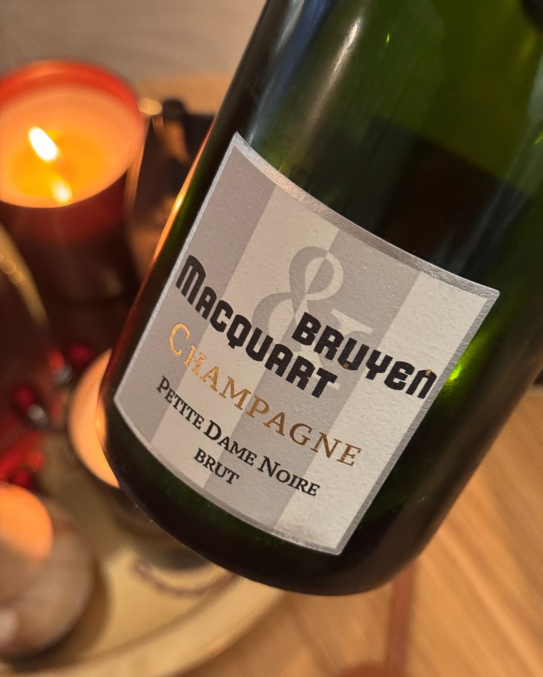 Gestern Abend gab’s mal wieder etwas Neues – den @champagnebruyen & Macquart – Petite Dame Noire Eine Flasche, die optisch eher dezent wirkt, aber stilistisch sofort zeigt, dass… (7)