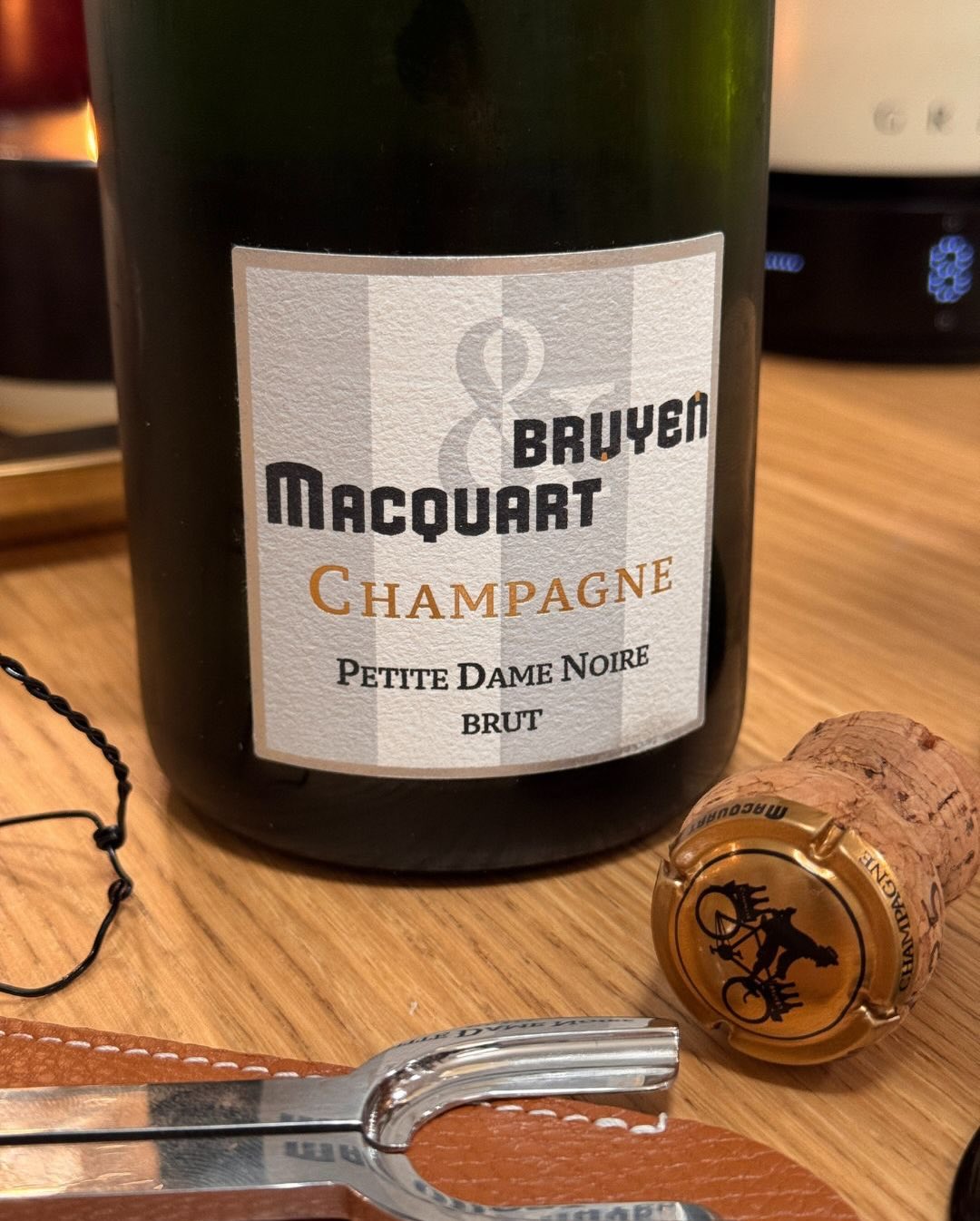 Gestern Abend gab’s mal wieder etwas Neues – den @champagnebruyen & Macquart – Petite Dame Noire Eine Flasche, die optisch eher dezent wirkt, aber stilistisch sofort zeigt, dass… (9)