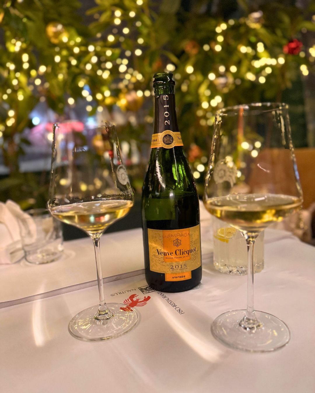Neulich hat es uns ins @fischrestaurantnautilus in Wien verschlagen. Zum Start gab’s Austern: Fines de Claire & Gillardeau, beide super frisch, beide mit dieser feinen, salzigen… (1)