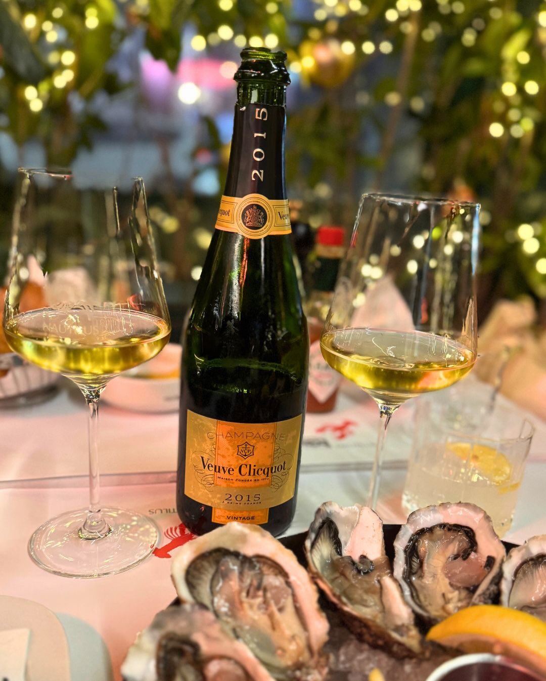 Neulich hat es uns ins @fischrestaurantnautilus in Wien verschlagen. Zum Start gab’s Austern: Fines de Claire & Gillardeau, beide super frisch, beide mit dieser feinen, salzigen… (2)