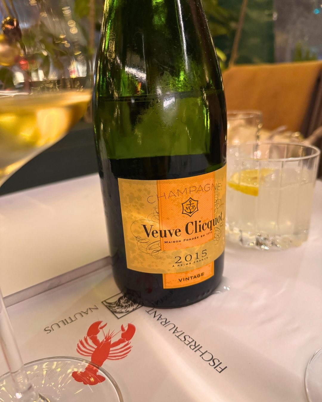 Neulich hat es uns ins @fischrestaurantnautilus in Wien verschlagen. Zum Start gab’s Austern: Fines de Claire & Gillardeau, beide super frisch, beide mit dieser feinen, salzigen… (3)