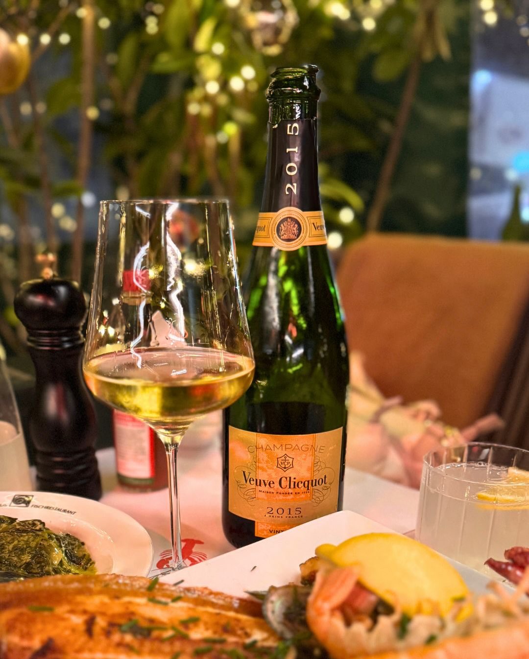 Neulich hat es uns ins @fischrestaurantnautilus in Wien verschlagen. Zum Start gab’s Austern: Fines de Claire & Gillardeau, beide super frisch, beide mit dieser feinen, salzigen… (4)