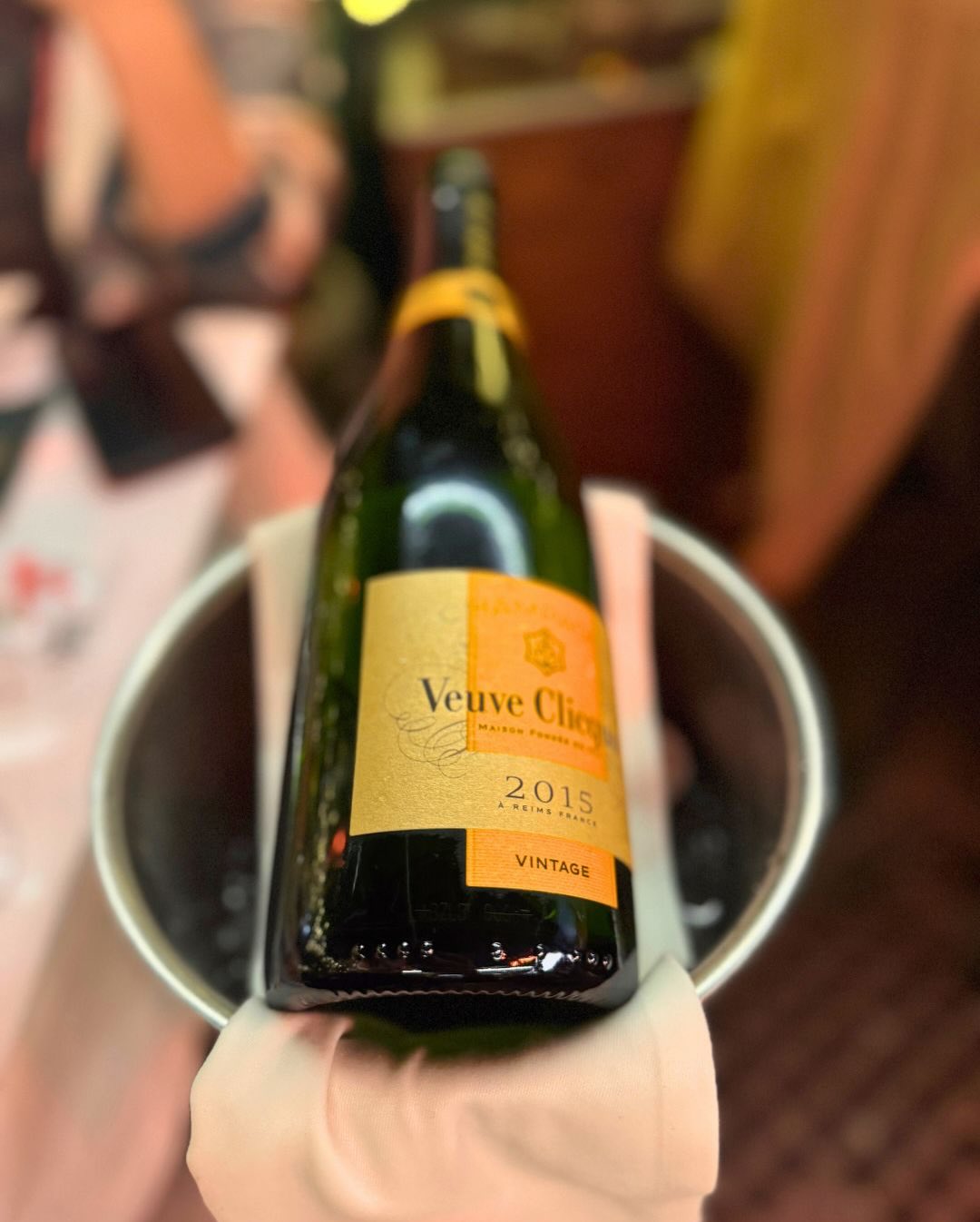 Neulich hat es uns ins @fischrestaurantnautilus in Wien verschlagen. Zum Start gab’s Austern: Fines de Claire & Gillardeau, beide super frisch, beide mit dieser feinen, salzigen… (5)