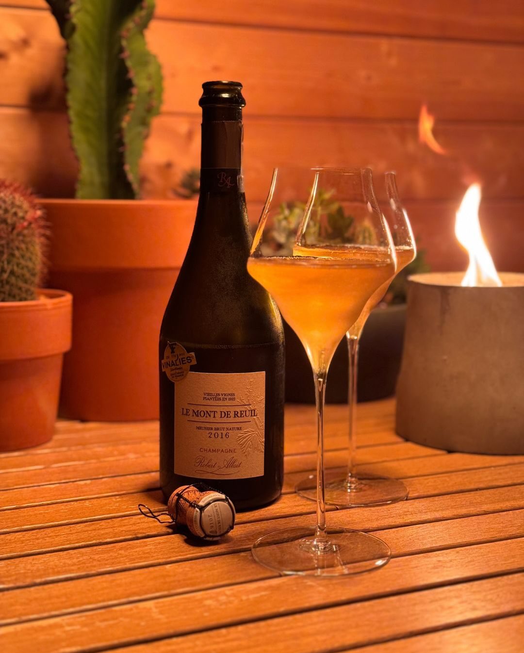 Manche Flaschen begleiten einen immer wieder – egal ob drinnen oder draußen, allein oder mit Freunden. Der Le Mont de Reuil 2016 von @champagnerobertallait ist so eine. Ich hatt… (1)