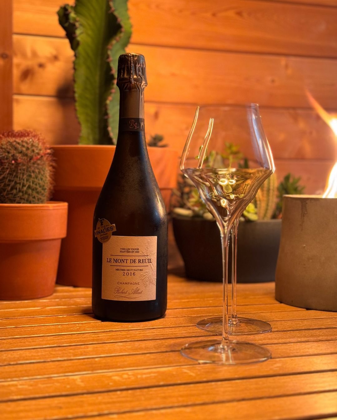 Manche Flaschen begleiten einen immer wieder – egal ob drinnen oder draußen, allein oder mit Freunden. Der Le Mont de Reuil 2016 von @champagnerobertallait ist so eine. Ich hatt… (3)