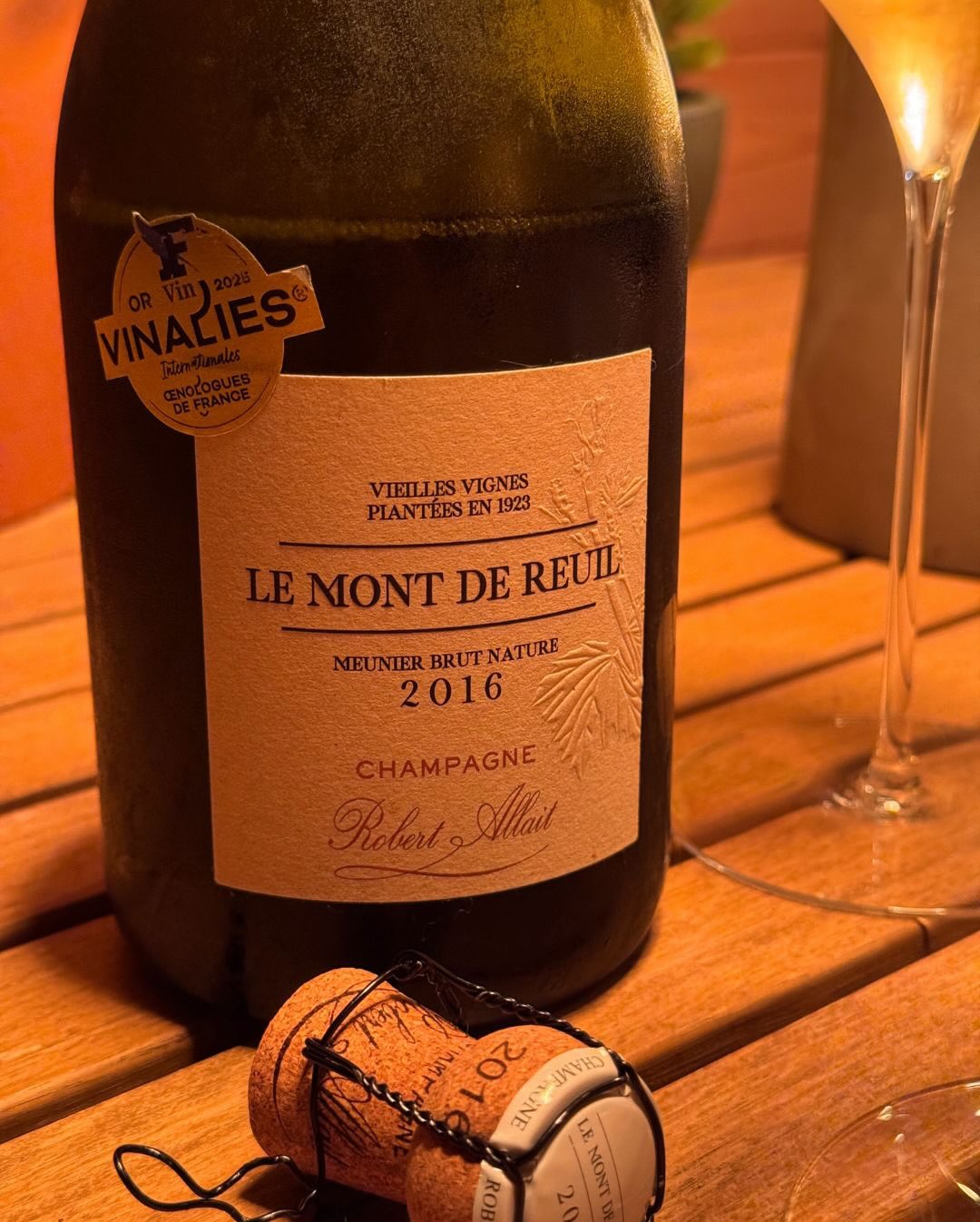 Manche Flaschen begleiten einen immer wieder – egal ob drinnen oder draußen, allein oder mit Freunden. Der Le Mont de Reuil 2016 von @champagnerobertallait ist so eine. Ich hatt… (6)