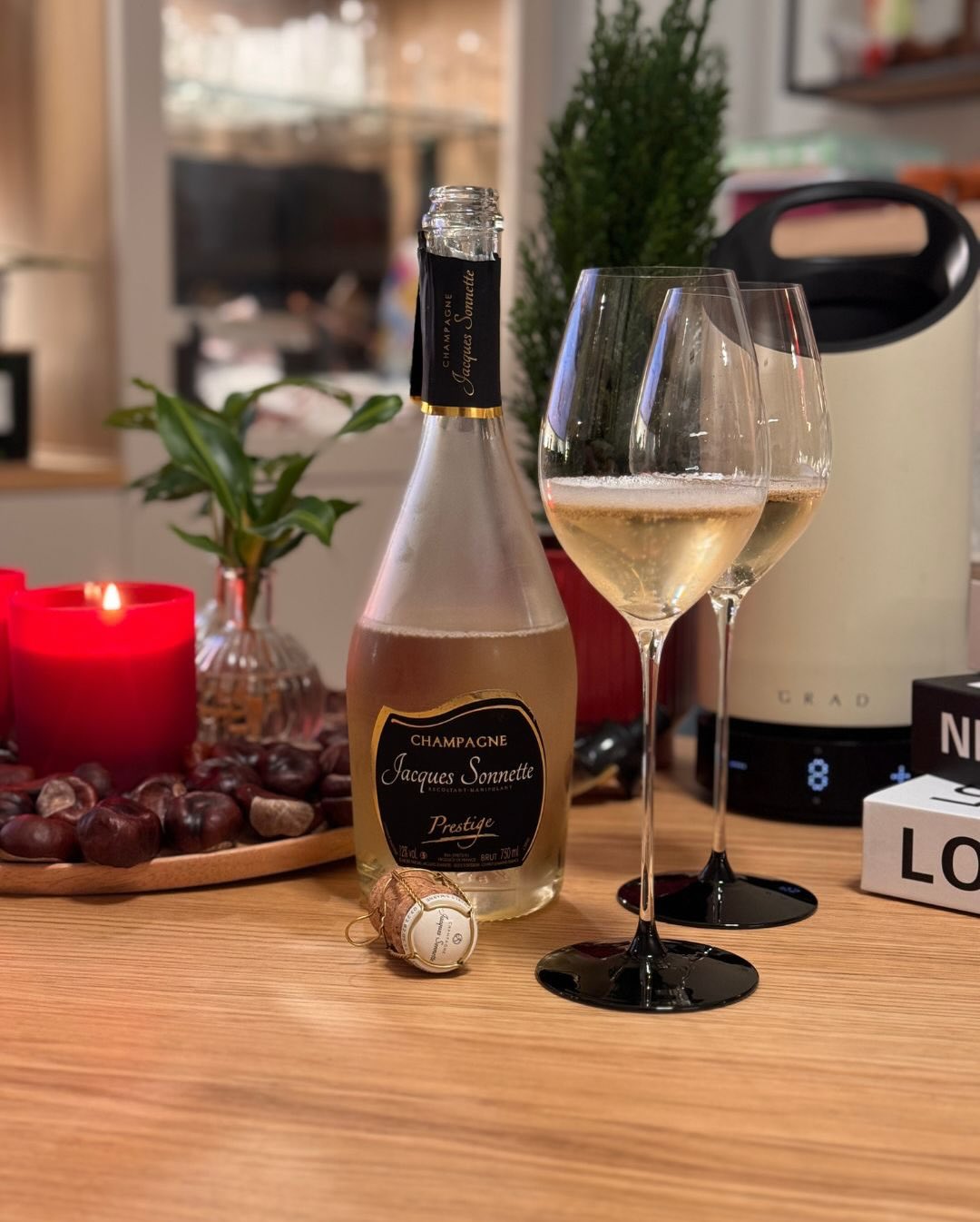 Abends, Kerzenlicht, kein großes Programm – einfach ein Moment zum Ankommen. Und dazu der Jacques Sonnette – Prestige Brut. Ein Champagner, der ohne viel Aufhebens überzeugt: ba… (1)