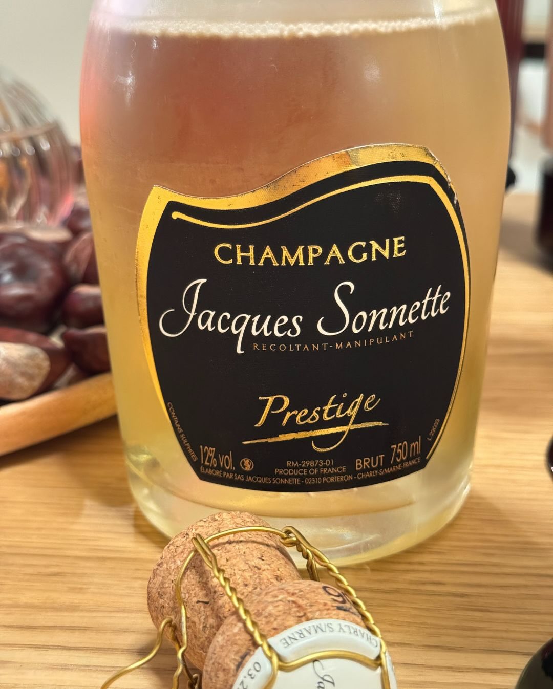 Abends, Kerzenlicht, kein großes Programm – einfach ein Moment zum Ankommen. Und dazu der Jacques Sonnette – Prestige Brut. Ein Champagner, der ohne viel Aufhebens überzeugt: ba… (5)