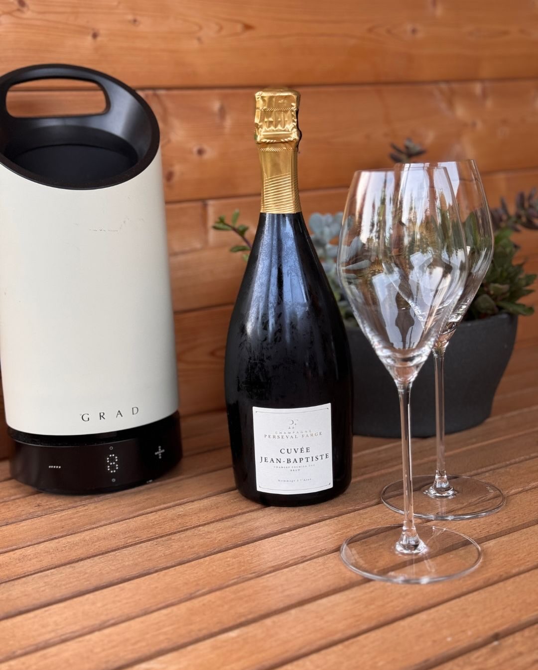 Es gibt Winzer, die arbeiten im Hintergrund – ruhig, präzise, ohne großes Marketing. Und Champagner hat ja ohnehin die schöne Eigenschaft, keine Bühne zu brauchen, sondern selbs… (3)