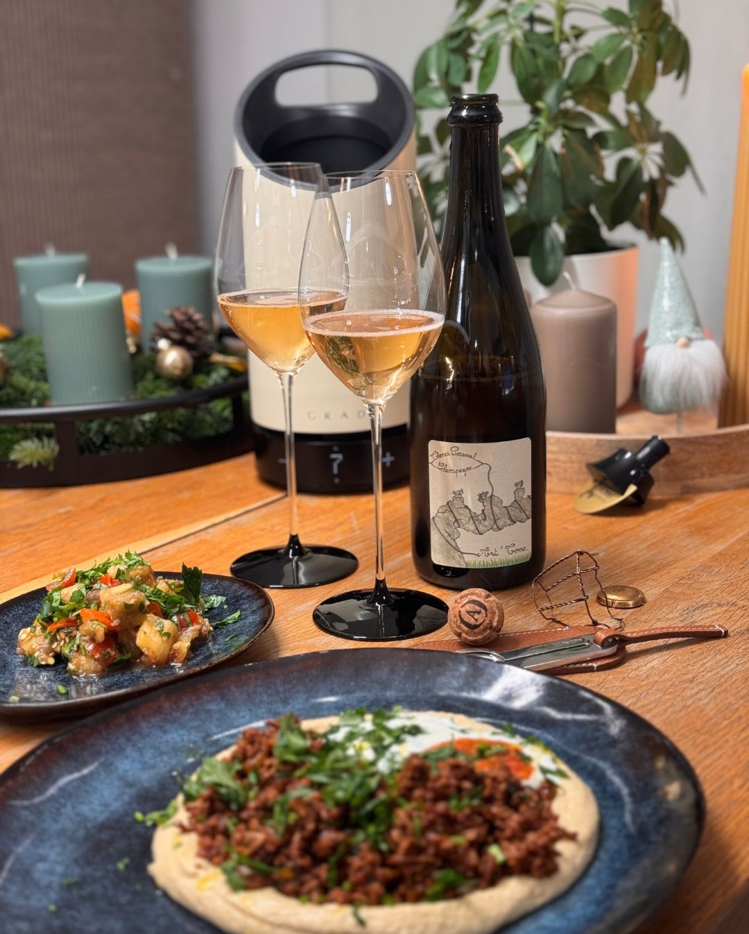 Nachdem ich neulich bei @neni.prater ein traumhaftes Hamshuka gegessen habe – es dort aber leider keinen Champagner gab – hieß es heute zuhause: Hamshuka und scharfer Auberginen… (1)