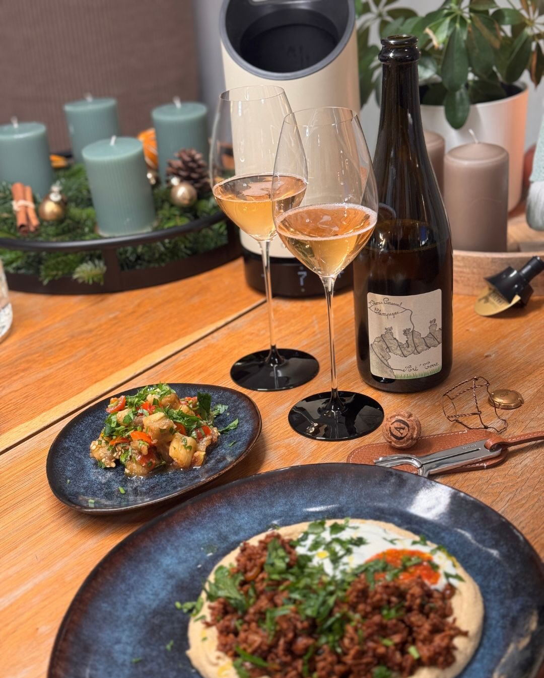 Nachdem ich neulich bei @neni.prater ein traumhaftes Hamshuka gegessen habe – es dort aber leider keinen Champagner gab – hieß es heute zuhause: Hamshuka und scharfer Auberginen… (4)