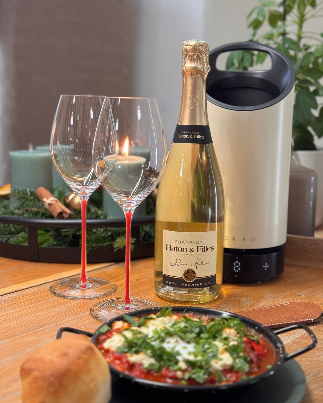 Erster Adventssonntag. Später aufgestanden als sonst – und irgendwie hatte jeder Lust auf etwas Deftiges. Aber Sonntag ohne Frühstück? Geht nicht. Also gab’s Shakshuka. Und dazu… (3)