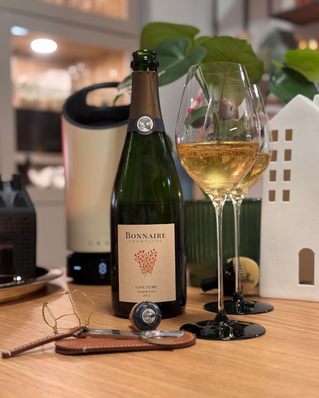 Manchmal öffnest du eine Flasche und merkst schnell: Das hier ist kein Solo-Künstler – das ist jemand, der ein Gegenüber braucht. Gestern war es bei uns die „Love Story 2012“ vo… (1)