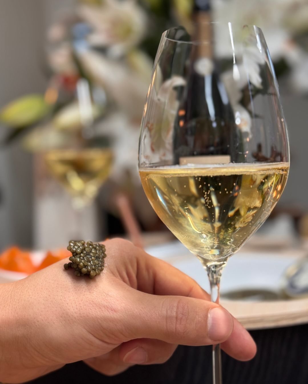 Wenn der Morgen mit Champagner und Kaviar beginnt, dann kann das eigentlich nur ein guter Tag werden. Der purste Moment ist oft der stärkste. Beluga Kaviar, gelöffelt und Champa… (10)