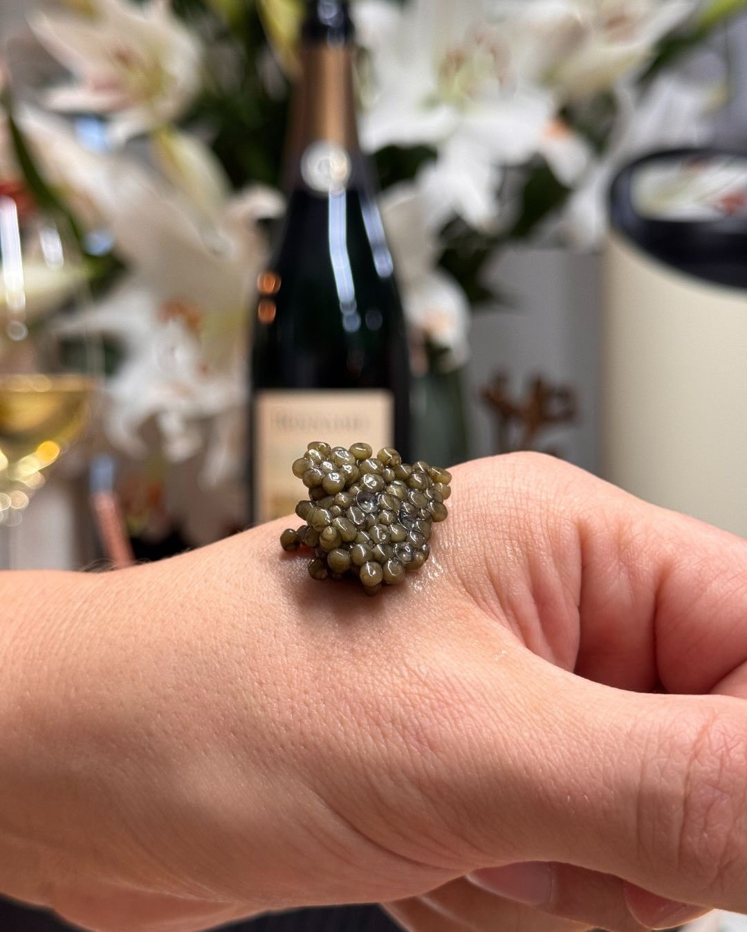 Wenn der Morgen mit Champagner und Kaviar beginnt, dann kann das eigentlich nur ein guter Tag werden. Der purste Moment ist oft der stärkste. Beluga Kaviar, gelöffelt und Champa… (9)