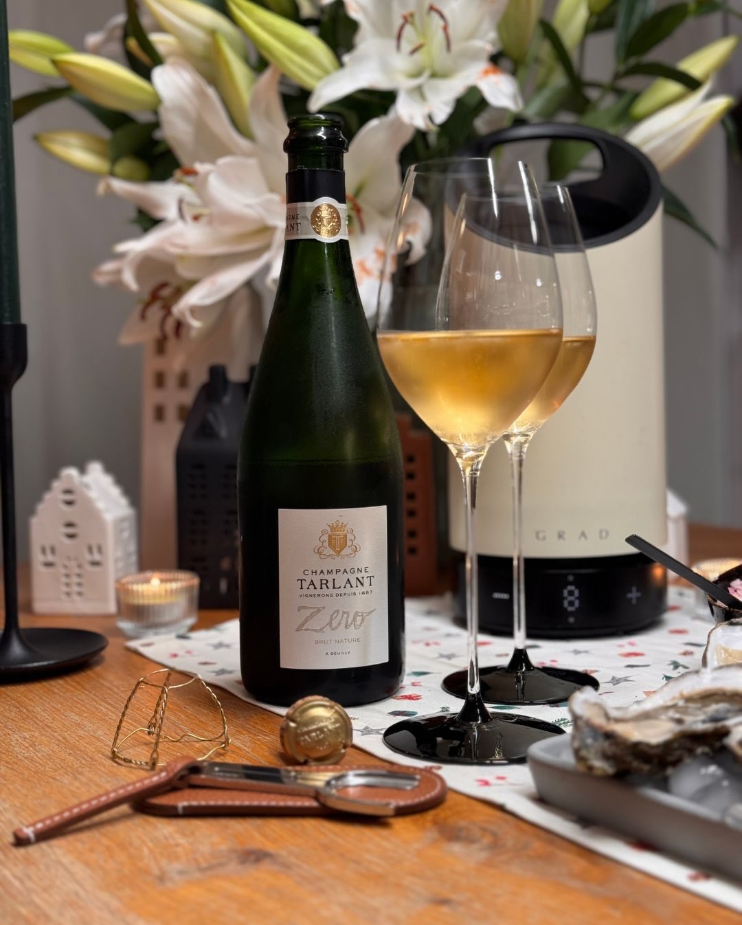 Neulich Abend (als meine @riedel_official Black Tie Gläser noch ganz waren 😢) gabs mal wieder Austern und dazu den @tarlant Zéro. Kein großes Setup, kein Chichi. Einfach probie… (1)