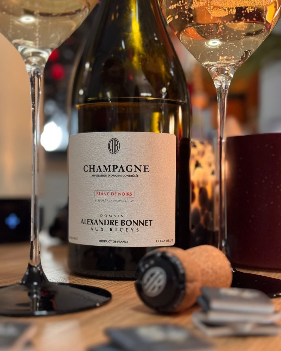 Der @domainealexandrebonnet – Blanc de Noirs (Extra Brut) ist ein 100 % Pinot Noir aus Les Riceys, aber ohne die übliche Schwere oder dunkle Opulenz, die man oft erwartet. Statt… (6)
