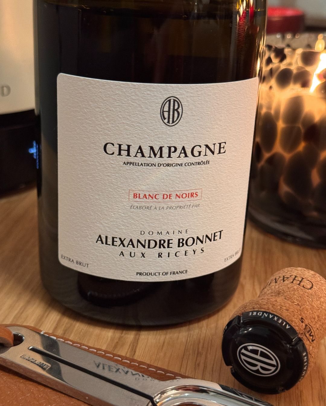 Der @domainealexandrebonnet – Blanc de Noirs (Extra Brut) ist ein 100 % Pinot Noir aus Les Riceys, aber ohne die übliche Schwere oder dunkle Opulenz, die man oft erwartet. Statt… (8)