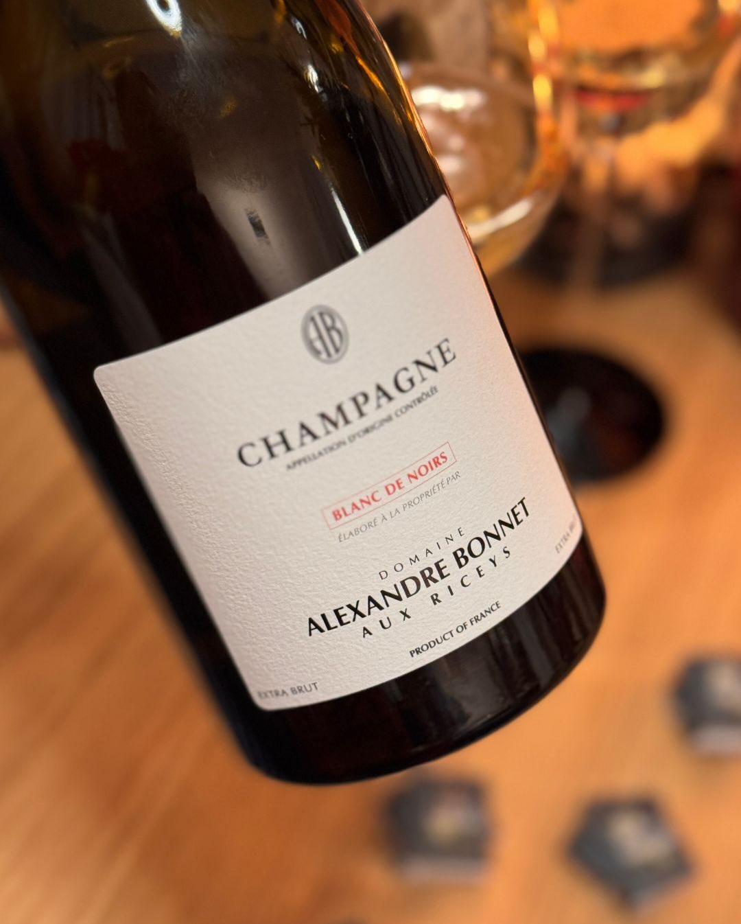 Der @domainealexandrebonnet – Blanc de Noirs (Extra Brut) ist ein 100 % Pinot Noir aus Les Riceys, aber ohne die übliche Schwere oder dunkle Opulenz, die man oft erwartet. Statt… (9)