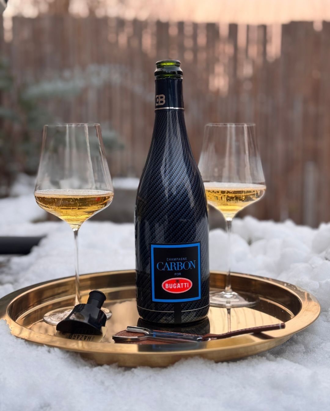 Heute ist der perfekte Tag für den @champagnecarbon for @bugatti – Millésime 2002, Luminous Edition. 2002 war ein großes Jahr in der Champagne. Reif, strukturiert, mit dieser Se… (1)
