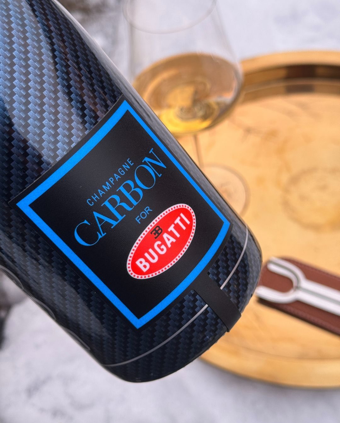 Heute ist der perfekte Tag für den @champagnecarbon for @bugatti – Millésime 2002, Luminous Edition. 2002 war ein großes Jahr in der Champagne. Reif, strukturiert, mit dieser Se… (13)