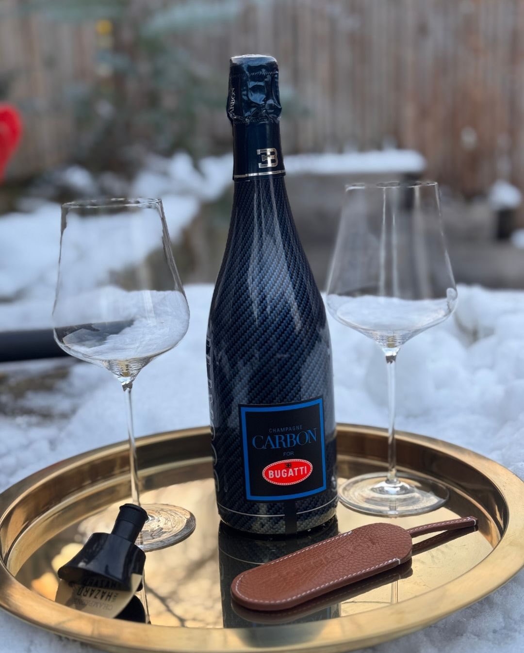 Heute ist der perfekte Tag für den @champagnecarbon for @bugatti – Millésime 2002, Luminous Edition. 2002 war ein großes Jahr in der Champagne. Reif, strukturiert, mit dieser Se… (14)