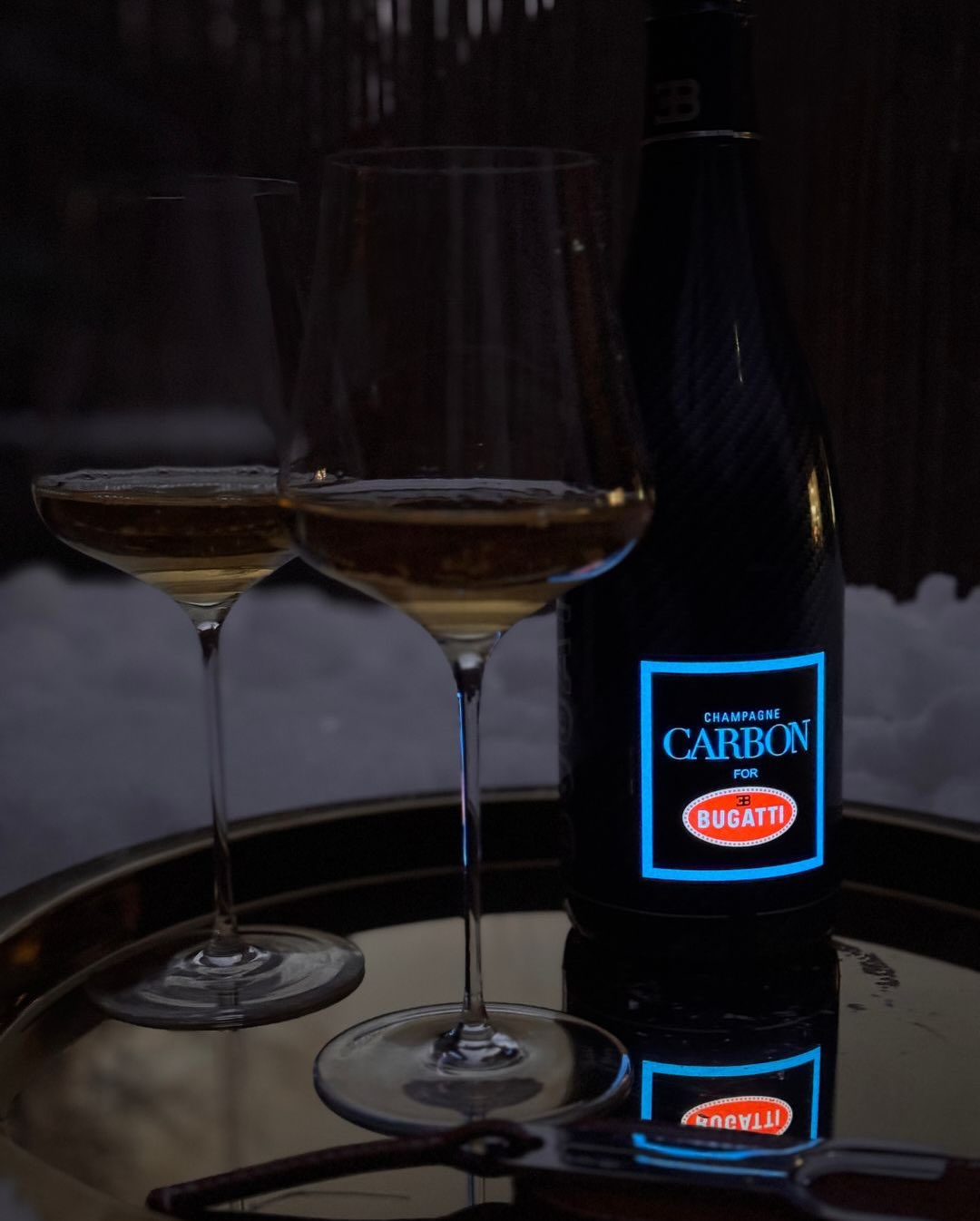 Heute ist der perfekte Tag für den @champagnecarbon for @bugatti – Millésime 2002, Luminous Edition. 2002 war ein großes Jahr in der Champagne. Reif, strukturiert, mit dieser Se… (18)