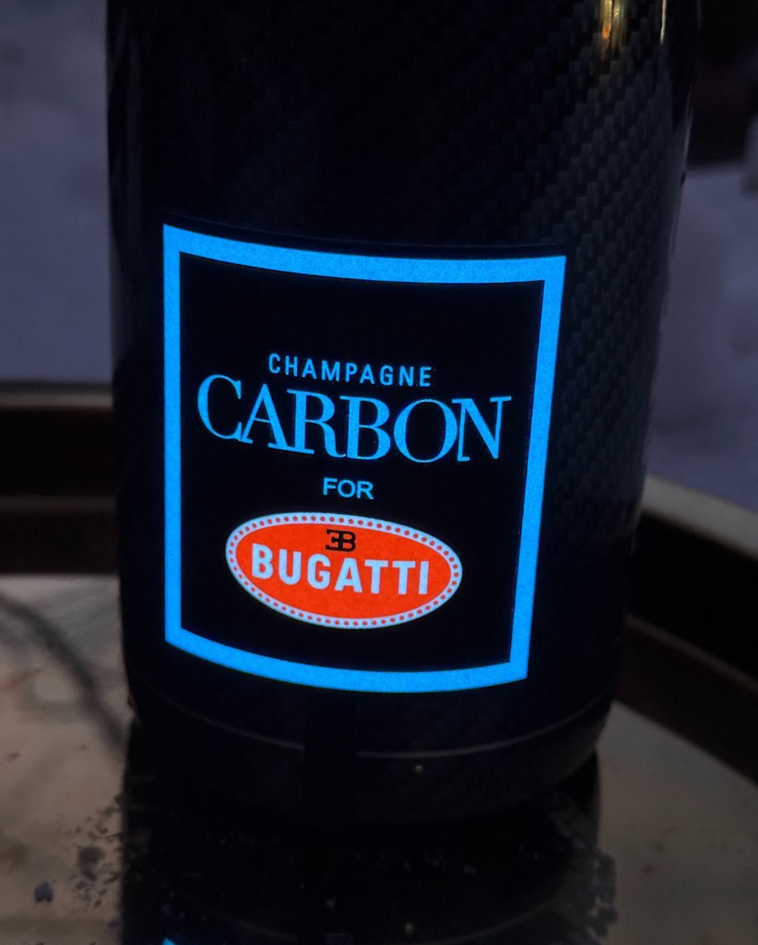 Heute ist der perfekte Tag für den @champagnecarbon for @bugatti – Millésime 2002, Luminous Edition. 2002 war ein großes Jahr in der Champagne. Reif, strukturiert, mit dieser Se… (20)