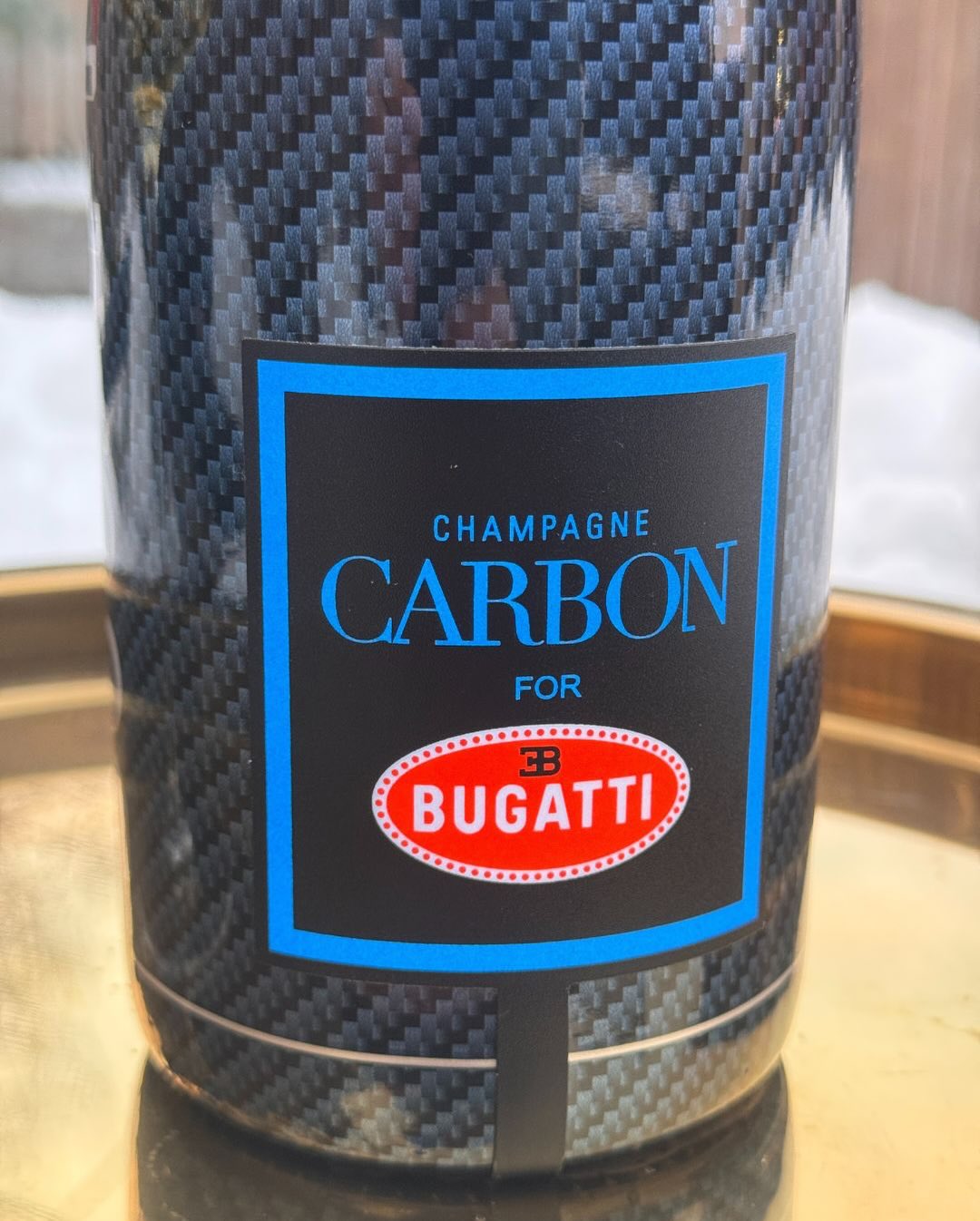 Heute ist der perfekte Tag für den @champagnecarbon for @bugatti – Millésime 2002, Luminous Edition. 2002 war ein großes Jahr in der Champagne. Reif, strukturiert, mit dieser Se… (7)