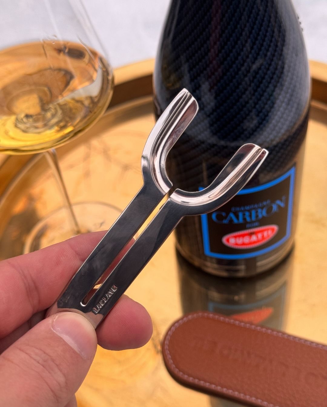 Heute ist der perfekte Tag für den @champagnecarbon for @bugatti – Millésime 2002, Luminous Edition. 2002 war ein großes Jahr in der Champagne. Reif, strukturiert, mit dieser Se… (8)