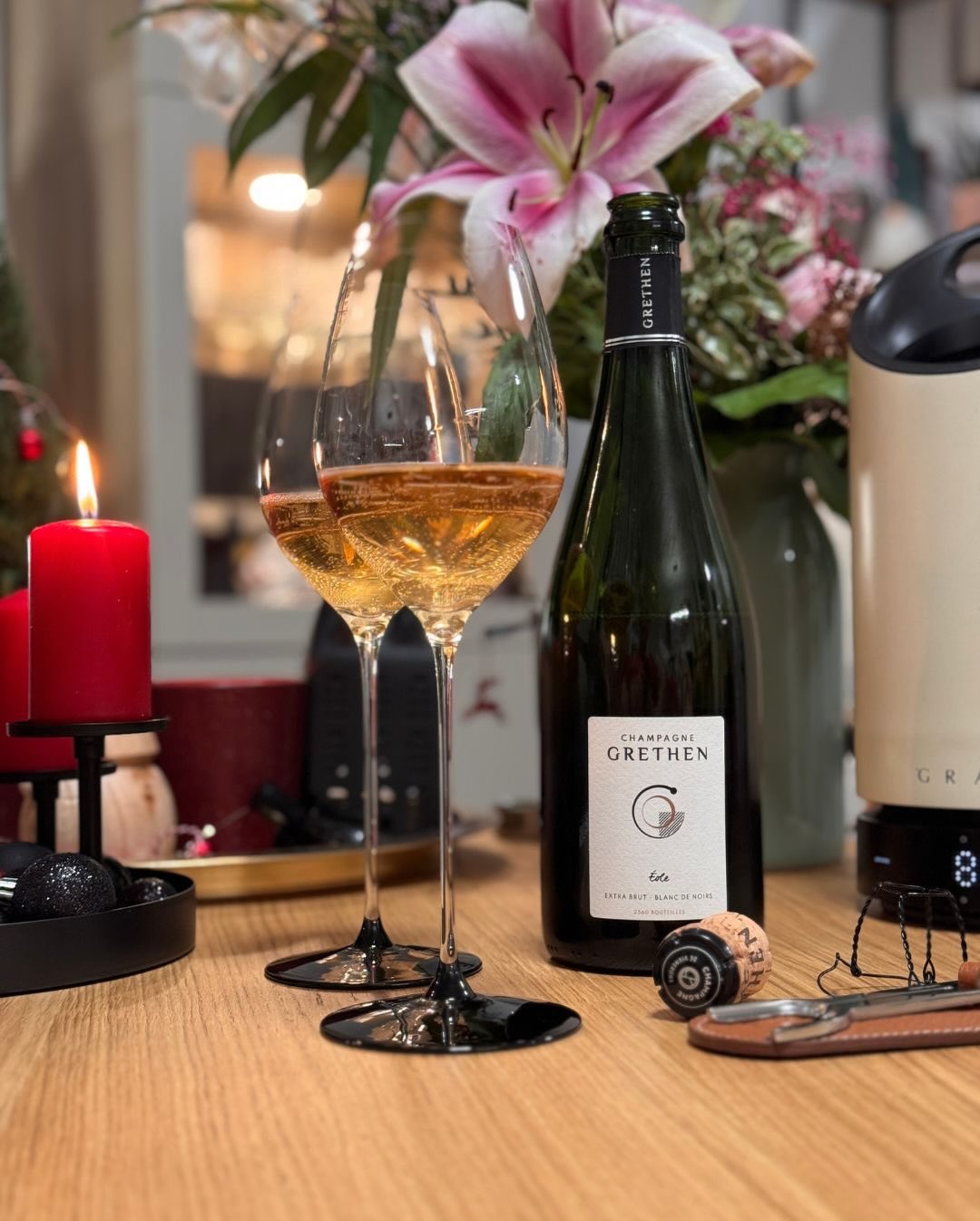 Schon beim Einschenken zeigt der Éole von @antoinegrethen diesen leicht kupfernen Ton – warm, zurückhaltend, fast golden. In der Nase feine Kräuterwürze, herbe rote Frucht, ein … (1)